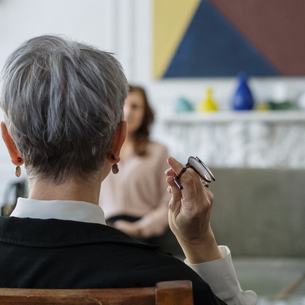 Gå i terapi hos en terapeutelev